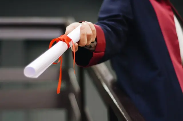imagen de una persona con su certificado