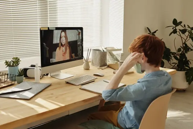 imagen de una persona frente a su computadora